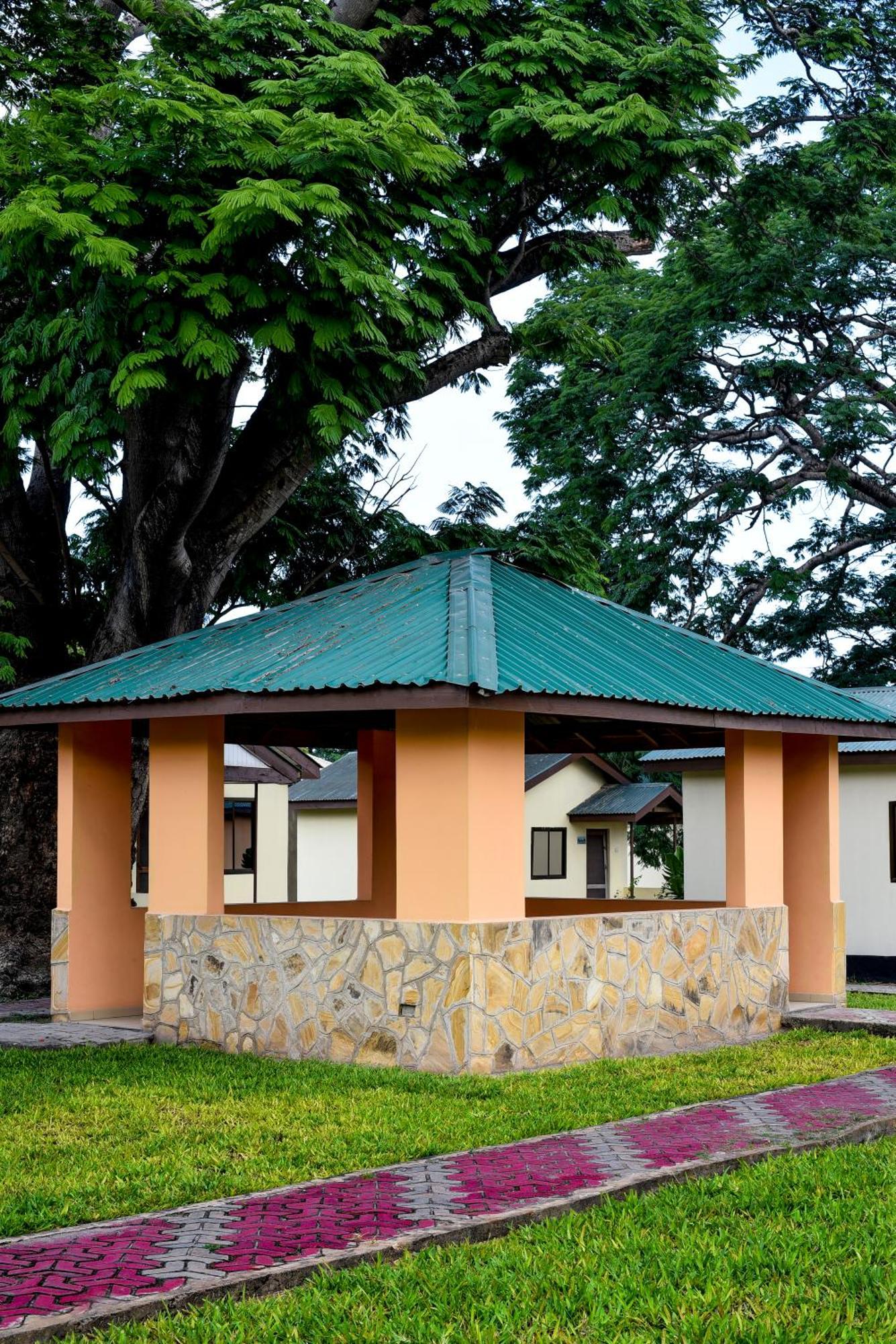 Mgulani Lodge Hotel ダル・エス・サラーム エクステリア 写真